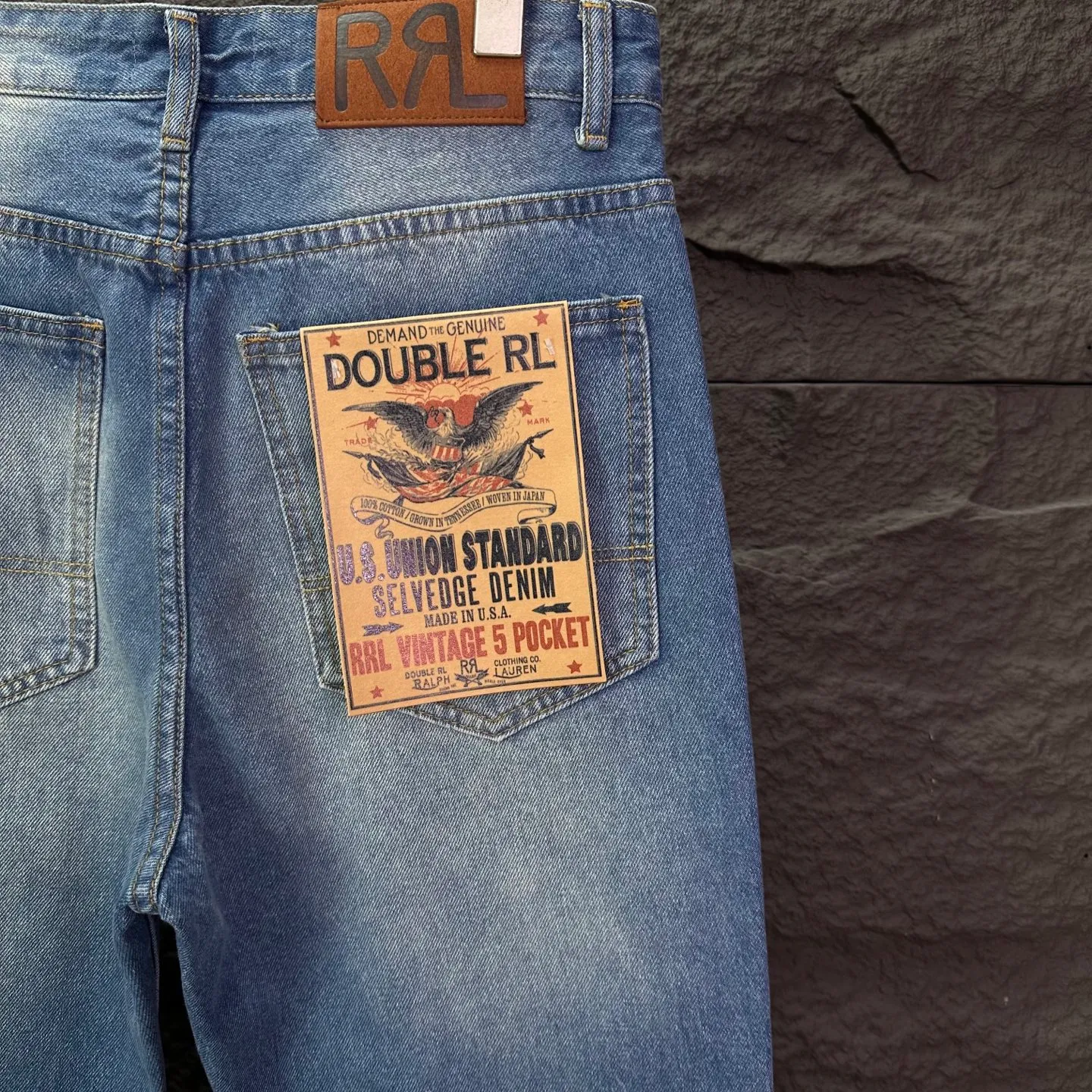 P240 RRL Ralph Lauren 2026 New Retro Frayed Patch Couple Style Washed Jeans 🔥High Version🔥High Version🔥 Top ceiling quality Styles with different washed textures are very friendly to people with thin legs and thick legs. The straight version is very flattering to the leg shape. Moderate length that never goes out of style, easy to match with casually, basic styling for various styles, a must-have in the wardrobe! The fabric is stiff but also makes the upper body soft without losing texture. The washing process is even more perfect. It is a must-have item for everyone! ! ! Washed wheat, hang tag, pants label, complete with three labels, color: blue, size: 28, 30, 32, 34 (four sizes)